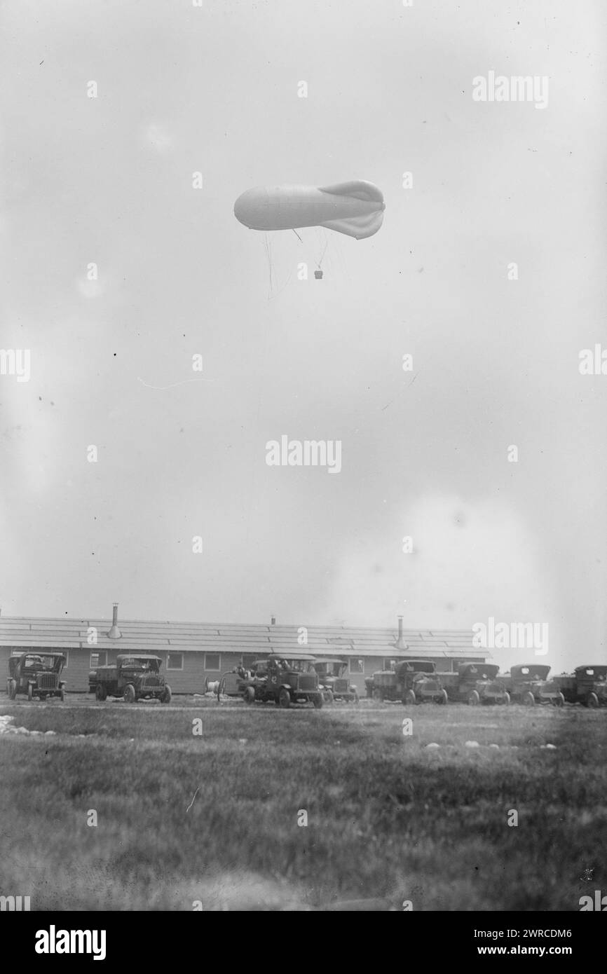 Marineblimp, Mineola, Foto zeigt einen Blimp in Mineola, Long Island, der als Leuchtfeuer zum britischen Luftschiff R34 geflogen wurde, während seines ersten Transatlantikfluges, 1919., 1919. Juli 3, Glass negative, 1 negative: Glass Stockfoto