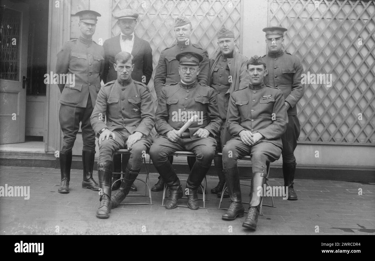 Lt. M.J. House, Lt. F.W. Kelly, Lt. R.L. Byrd, Capt. E.C. Shively, Lt. E.R. Caughey, Captain H.C. Maloney, Colonel J.H. Thompson, Capt. J.A. Praether, Foto zeigt Lt. Meredith J. House, Lt. Frederick Warren Kelly, Lt. Richard Leslie Byrd, Captain Earl Cranston Shively, Lt. Edgar R. Caughey, Captain Harry Wilfred Maloney, Colonel Joe Henry Thompson, Kapitän J.Allen Praether die Männer waren Mitglieder des Soldatenathleten-Teams bei den Interalliierten Spielen in Paris 1919., zwischen ca. 1915 und ca. 1920, Glasnegative, 1 negativ: Glas Stockfoto