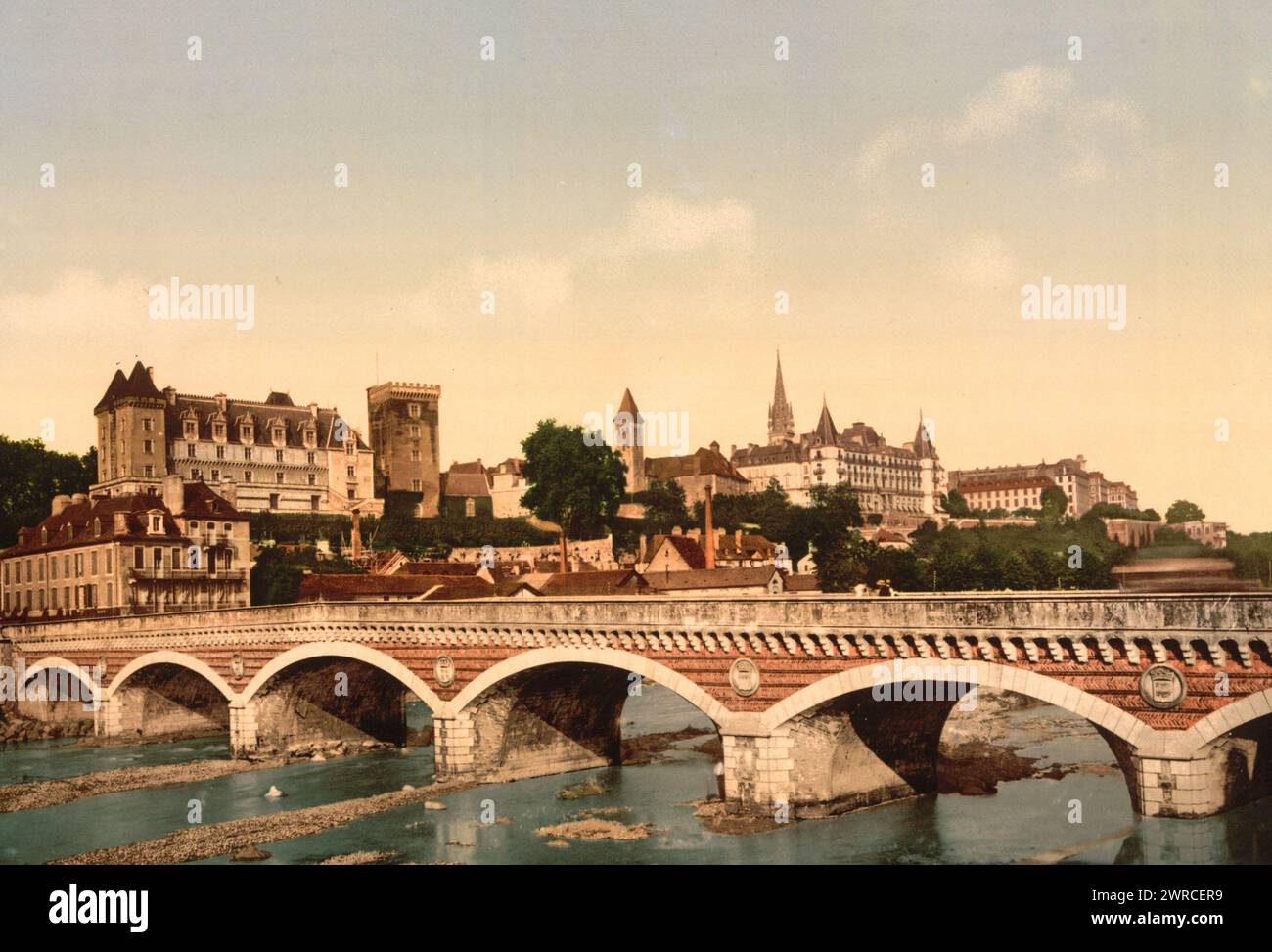 Schloss und Brücke, Pau, Pyrenäen, Frankreich, zwischen ca. 1890 und ca. 1900., Farbe, 1890-1900 Stockfoto