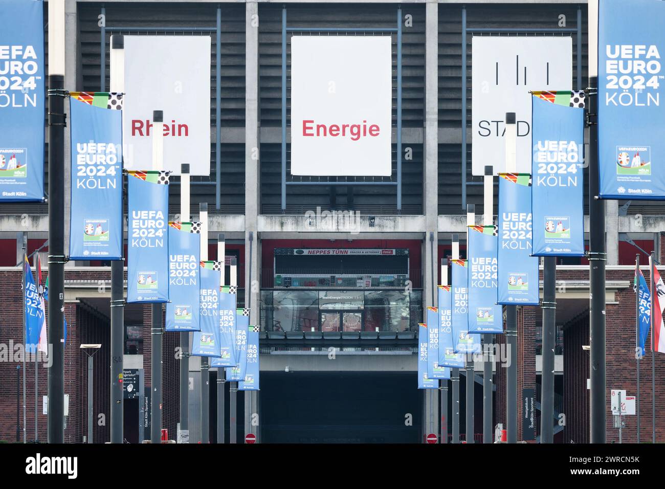 Köln Deutschland 06. März 2024: Viele Fahnen der uefa Euro 2024 köln am Eingang zum rhein Energie Stadion köln Stockfoto