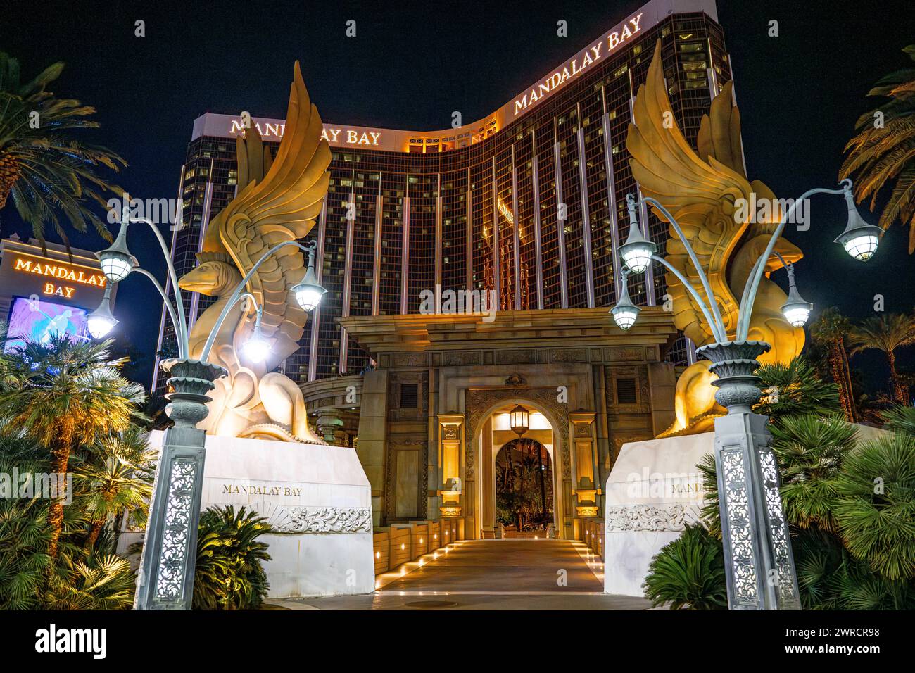 Las Vegas Boulevard Strip Casino bei Nacht 2024 - Nevada City Lichter bunte Schilder und Touristenattraktionen in der Nähe beliebter Kasinos Glücksspiel Vereinigte Staaten Stockfoto