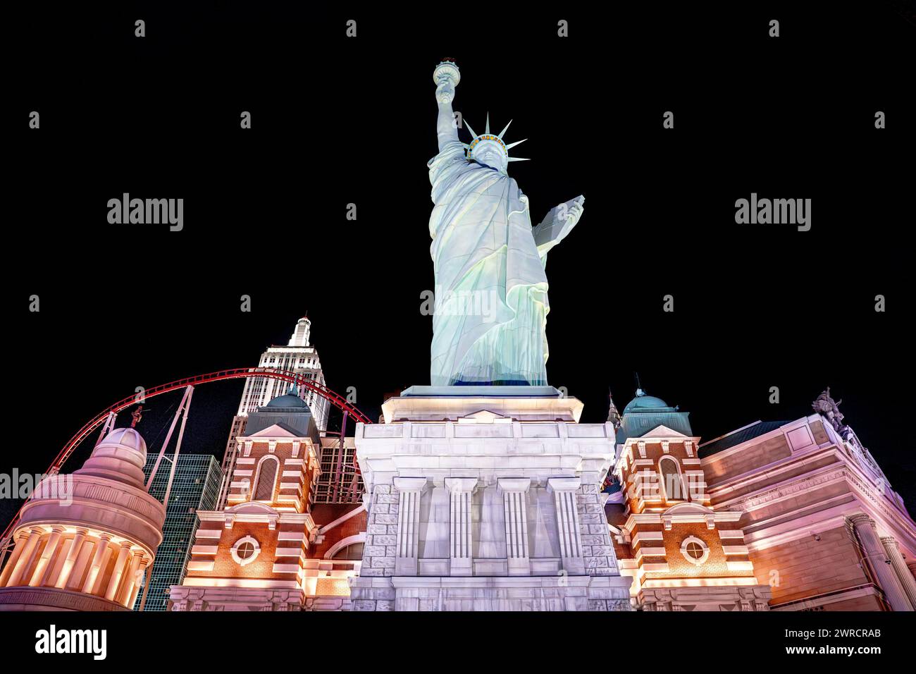 Las Vegas Boulevard Strip Casino bei Nacht 2024 - Nevada City Lichter bunte Schilder und Touristenattraktionen in der Nähe beliebter Kasinos Glücksspiel Vereinigte Staaten Stockfoto