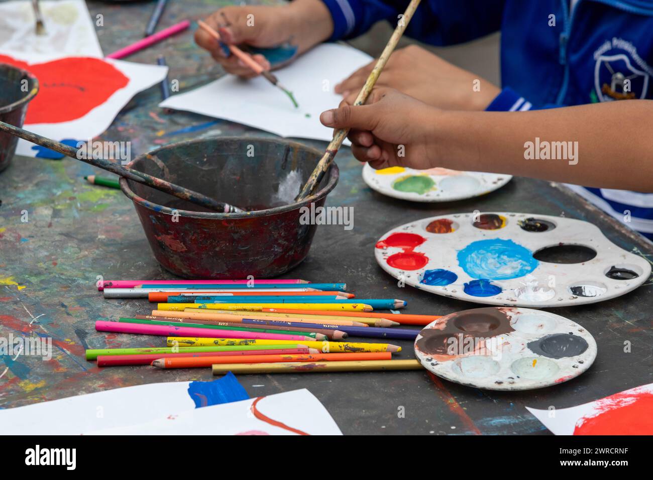 Oaxaca, Mexiko - Studenten, die in einem temporären Kunstkurs im Zocalo malen. Stockfoto