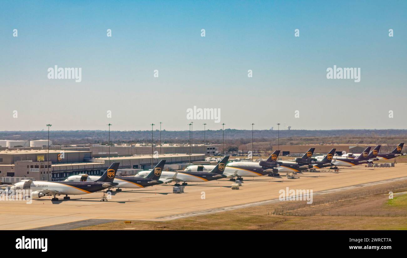 Dallas, Texas - United Parcel Service Jets parken am UPS Terminal am Dallas Fort Worth International Airport. Stockfoto