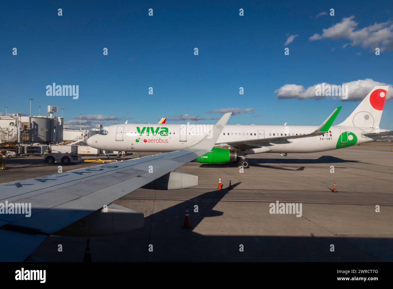 San Antonio, Texas - Ein Viva Aerobus-Flugzeug bereitet sich auf die Abfahrt von einem Gate am San Antonio International Airport vor. Viva Aerobus ist Mexikos drittgrößte Stockfoto
