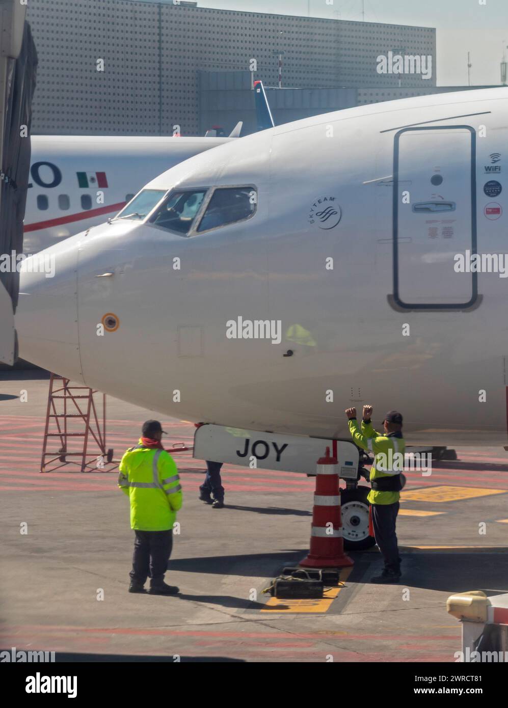 Mexiko-Stadt - AeroMexico Boeing 737 XA-JOY auf dem Asphalt am Flughafen Mexiko-Stadt. Stockfoto