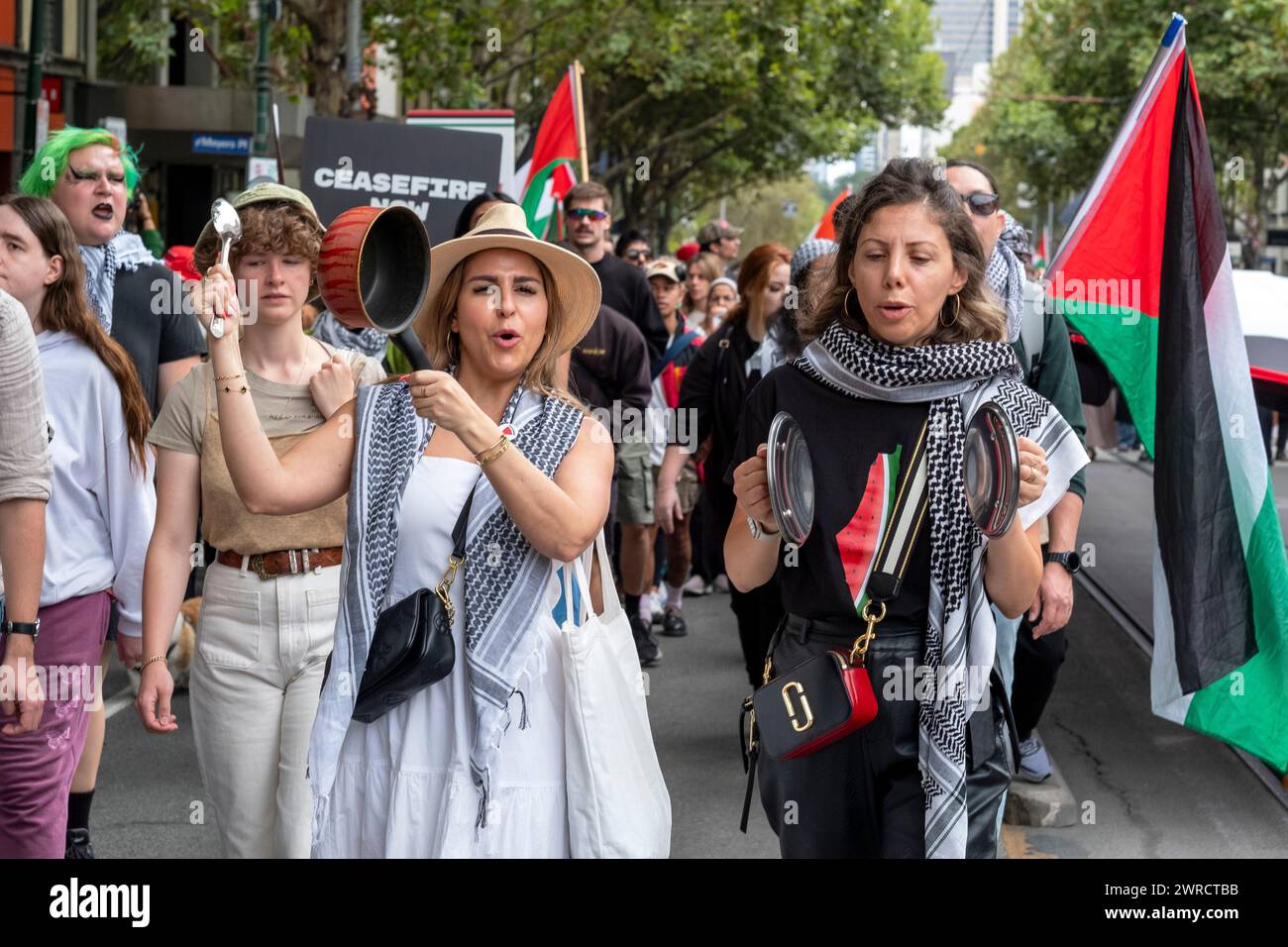 Frauen knallen bei einer Pro-palästinensischen Kundgebung in Melbourne, Victoria, Australien Stockfoto