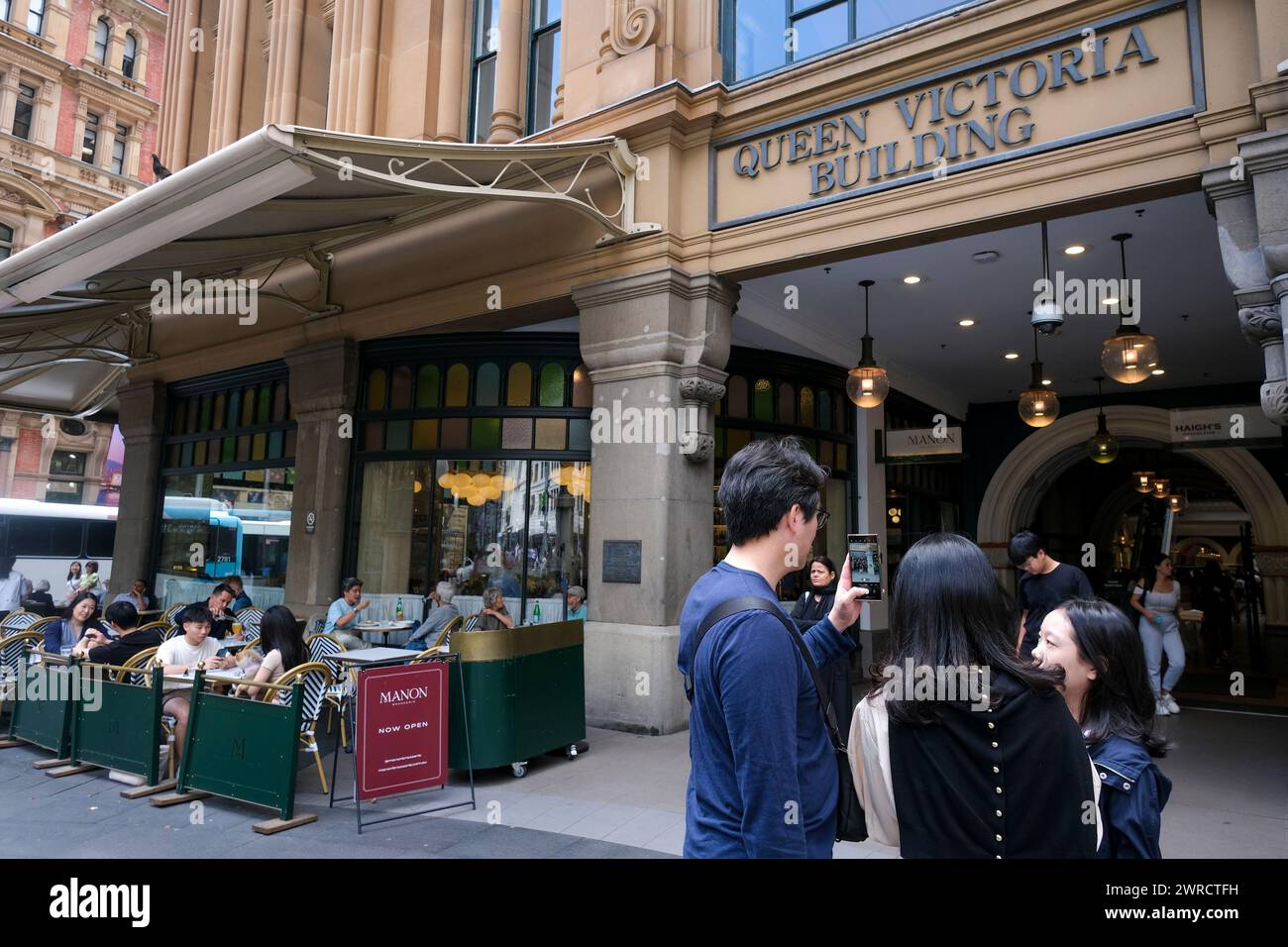 Touristen im Queen Victoria Building, George Street, Sydney, NSW, Australien Stockfoto