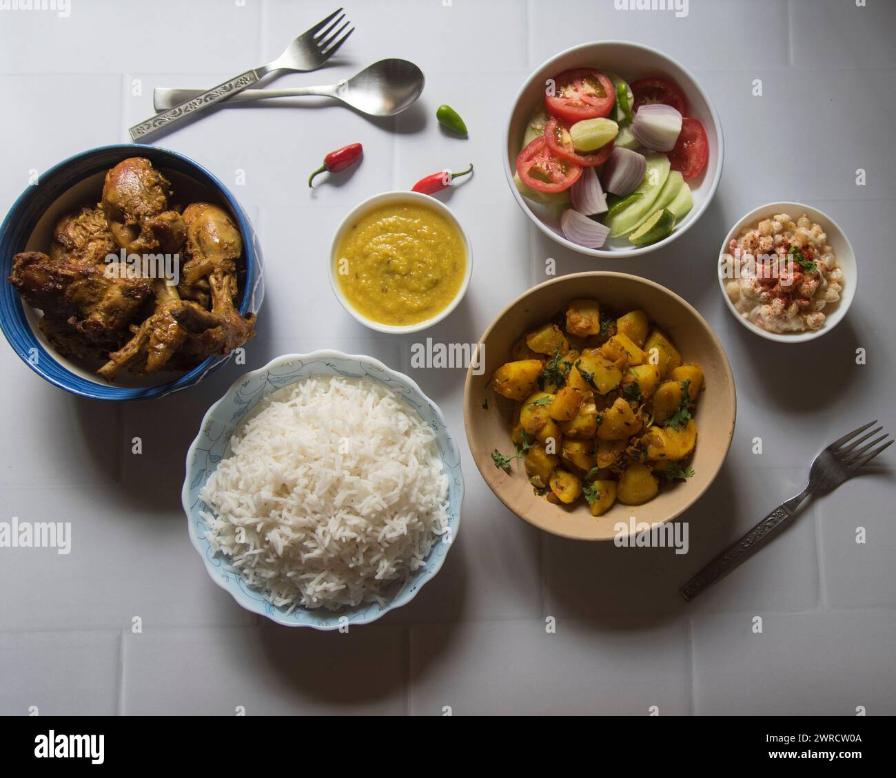 Gekochte Speisen indisches Non-veg-Mittagsmenü serviert. Draufsicht Stockfoto