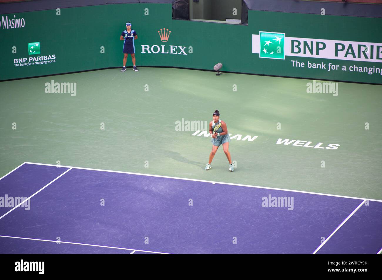 Naomi Osaka (大坂 なおみ) bei den Indian Wells Open 2024 gewann die Runde gegen Liudmila Samsonova. Sie ist in einem grünen Outfit abgebildet und blickt nach oben. Stockfoto