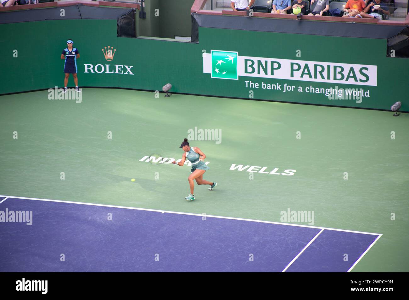 Naomi Osaka (大坂 なおみ) bei den Indian Wells Open 2024 gewann die Runde gegen Liudmila Samsonova. Sie ist in einem grünen Outfit abgebildet und blickt nach oben. Stockfoto