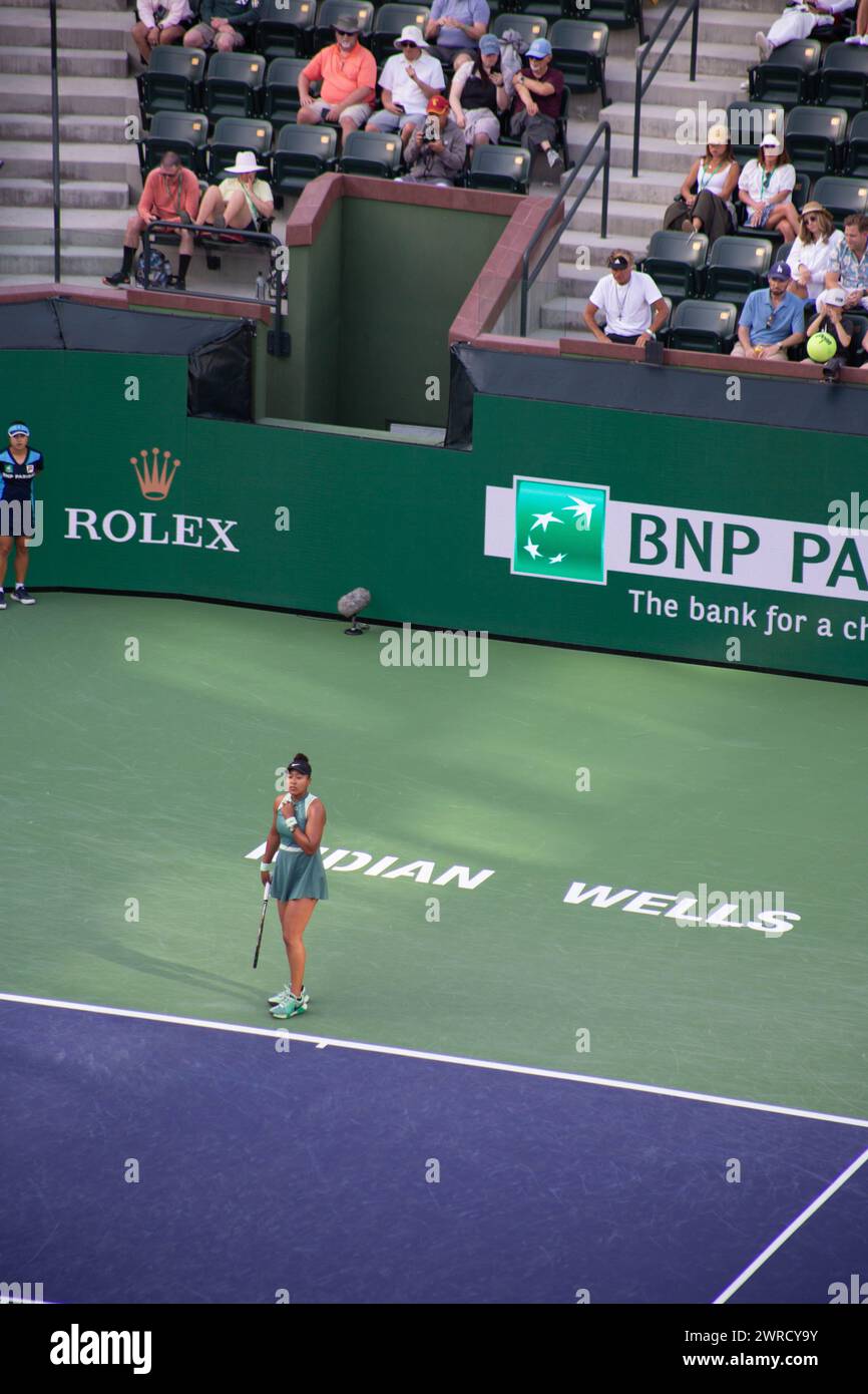 Naomi Osaka (大坂 なおみ) bei den Indian Wells Open 2024 gewann die Runde gegen Liudmila Samsonova. Sie ist in einem grünen Outfit abgebildet und blickt nach oben. Stockfoto