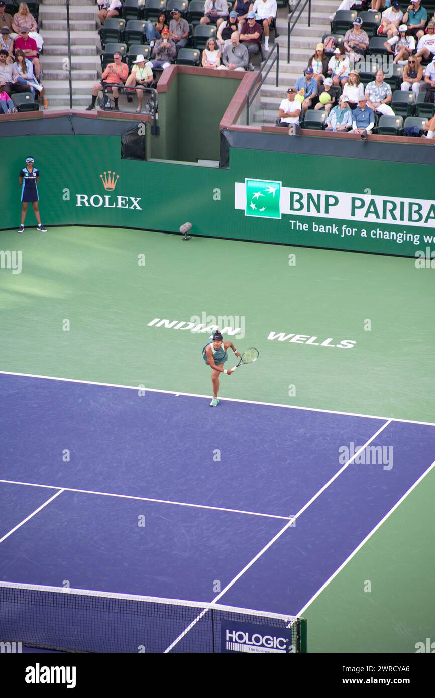 Naomi Osaka (大坂 なおみ) bei den Indian Wells Open 2024 gewann die Runde gegen Liudmila Samsonova. Sie ist in einem grünen Outfit abgebildet und blickt nach oben. Stockfoto
