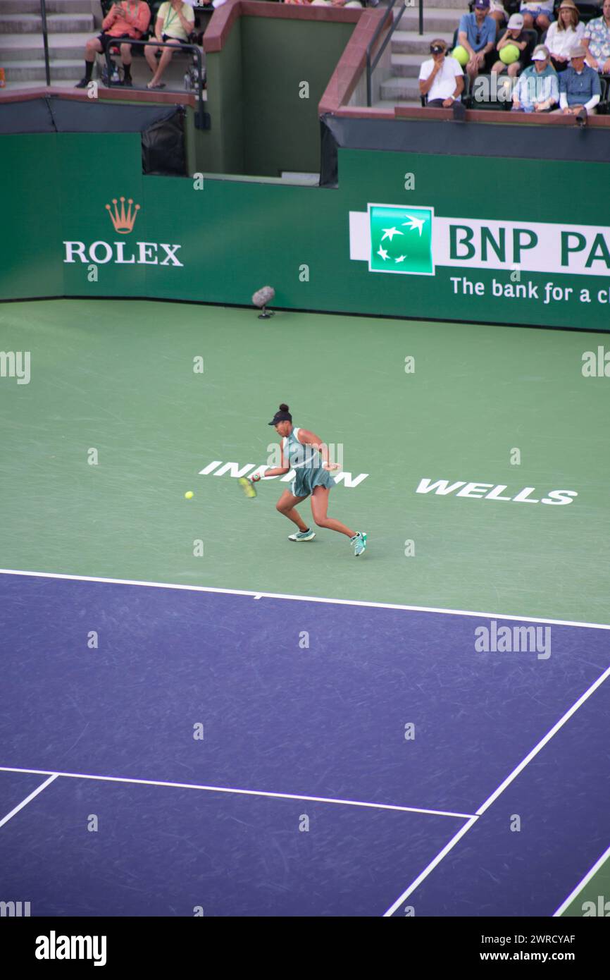 Naomi Osaka (大坂 なおみ) bei den Indian Wells Open 2024 gewann die Runde gegen Liudmila Samsonova. Sie ist in einem grünen Outfit abgebildet und blickt nach oben. Stockfoto