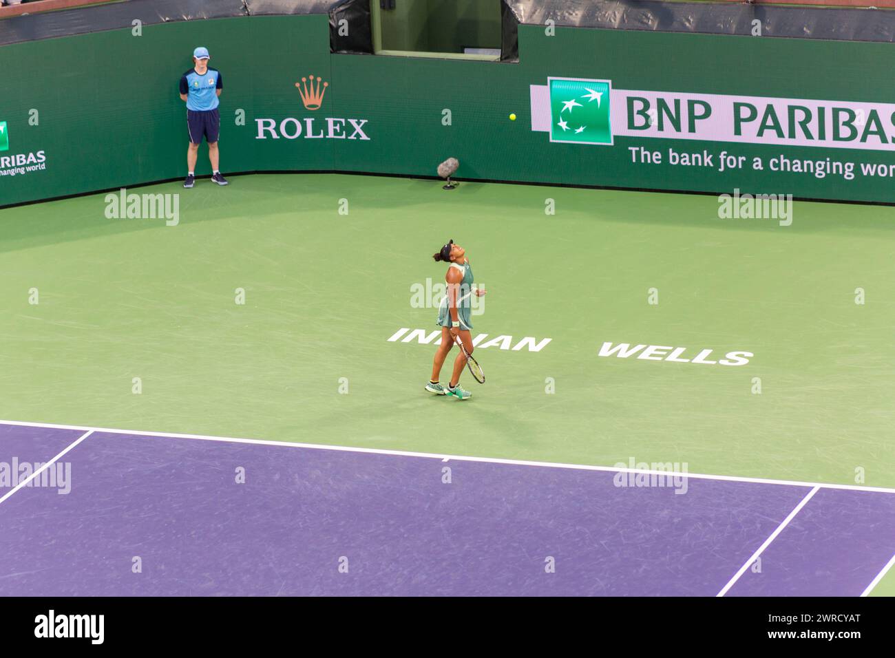 Naomi Osaka (大坂 なおみ) bei den Indian Wells Open 2024 gewann die Runde gegen Liudmila Samsonova. Sie ist in einem grünen Outfit abgebildet und blickt nach oben. Stockfoto