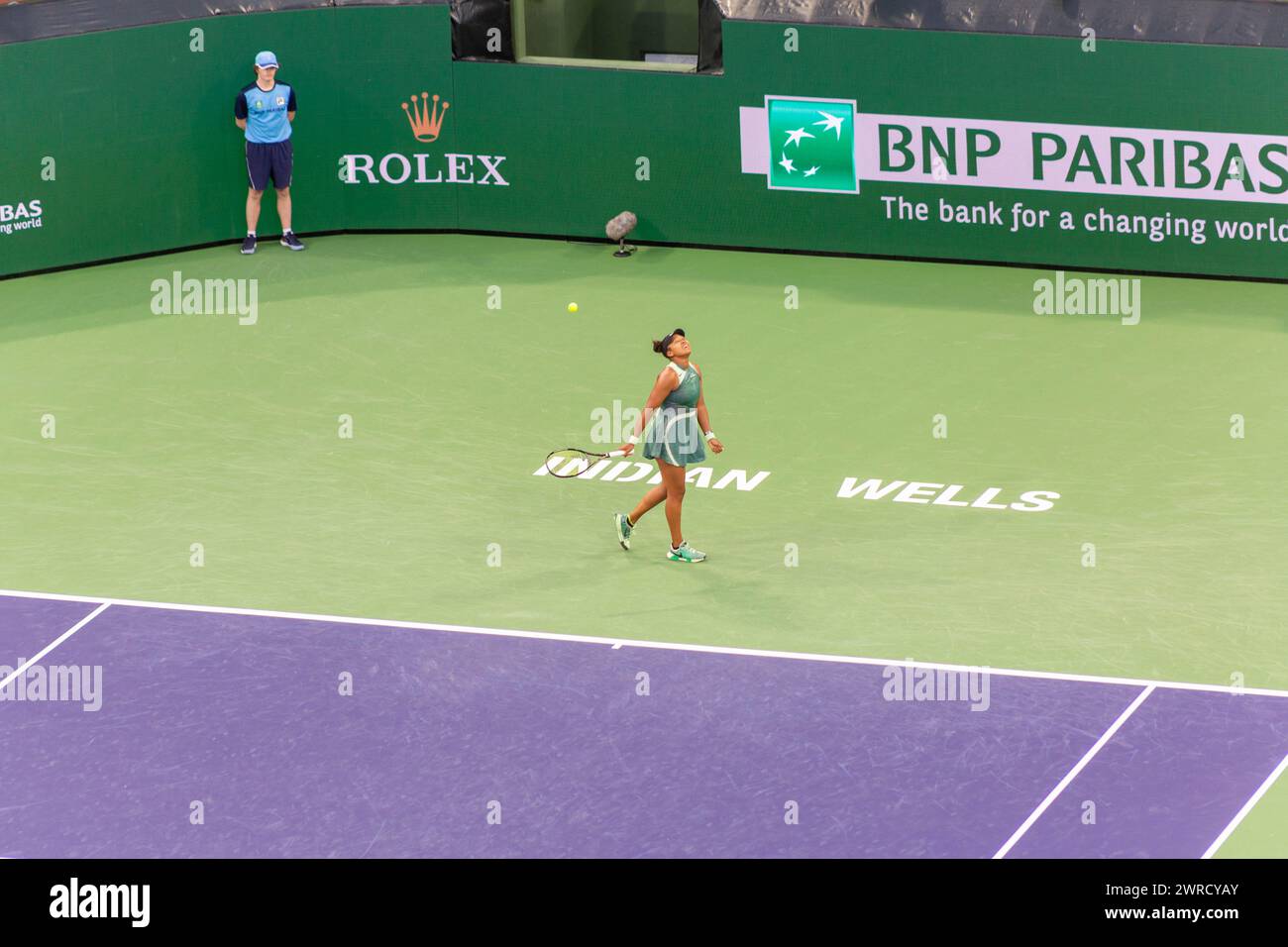 Naomi Osaka (大坂 なおみ) bei den Indian Wells Open 2024 gewann die Runde gegen Liudmila Samsonova. Sie ist in einem grünen Outfit abgebildet und blickt nach oben. Stockfoto