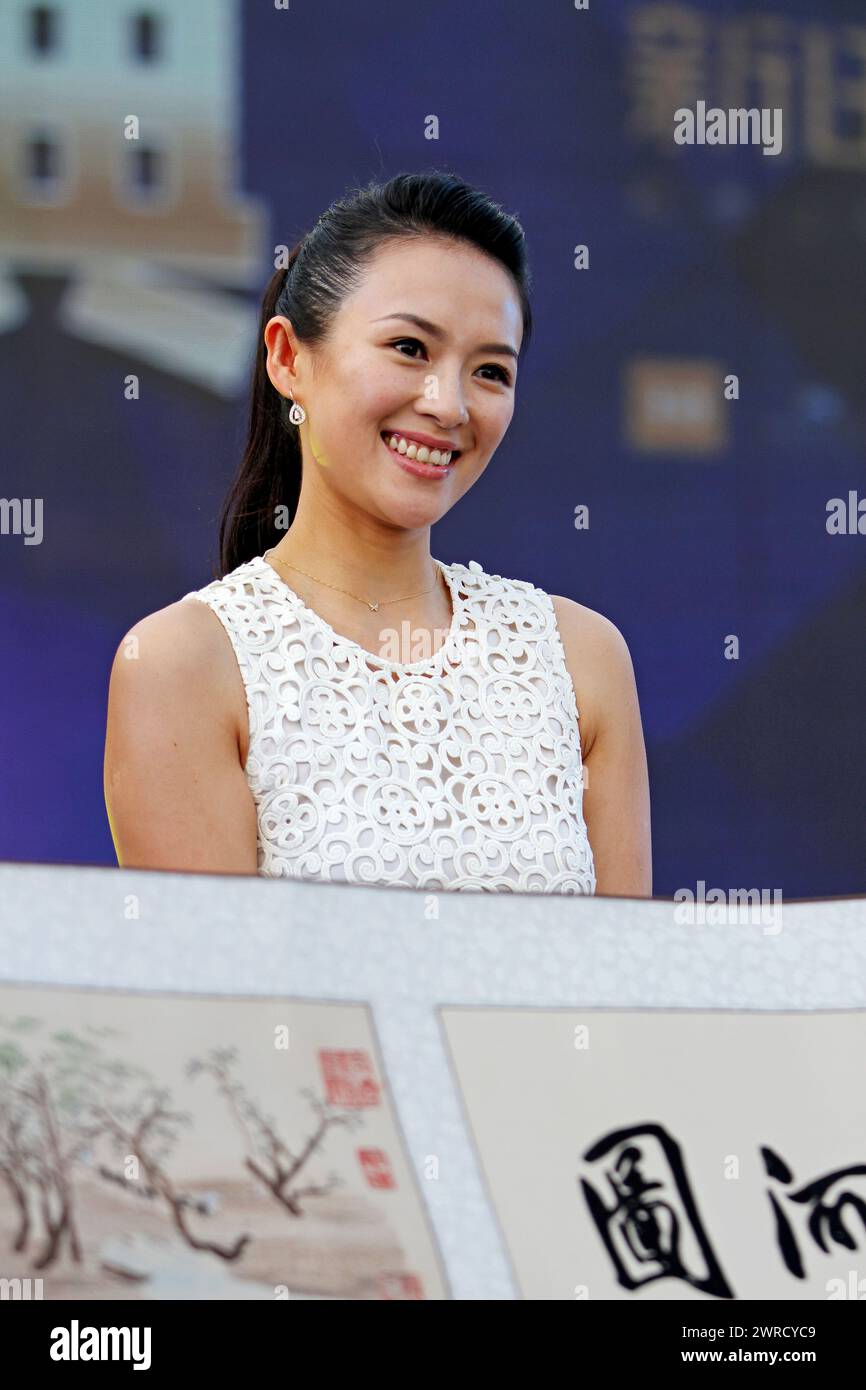 ZHENGZHOU, CHINA - 17. AUGUST 2013 - (DATEI) Schauspielerin Zhang Ziyi nimmt am 1. August an einer Festveranstaltung in einem Hotel in Zhengzhou, Provinz Henan, China Teil Stockfoto