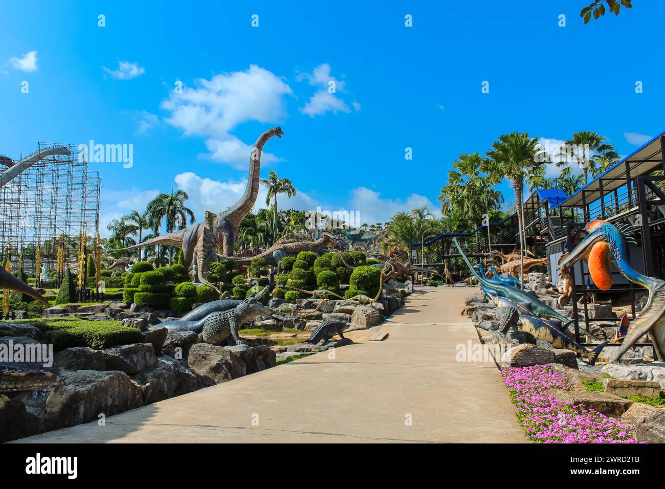 PATTAYA, THAILAND - 3. Juni 2020 : Dinosaurier im großen Steingarten, verschiedene Baumarten und tropische Gärten befinden sich in Nong Noouch Tropic Stockfoto