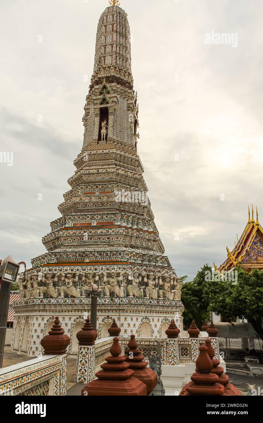 Wat Arun Tempel in Bangkok Thailand. Dekorelemente Wat Arun gehört zu den bekanntesten Wahrzeichen Thailands. Tempel der Morgenröte berühmtes Touristenziel in B Stockfoto