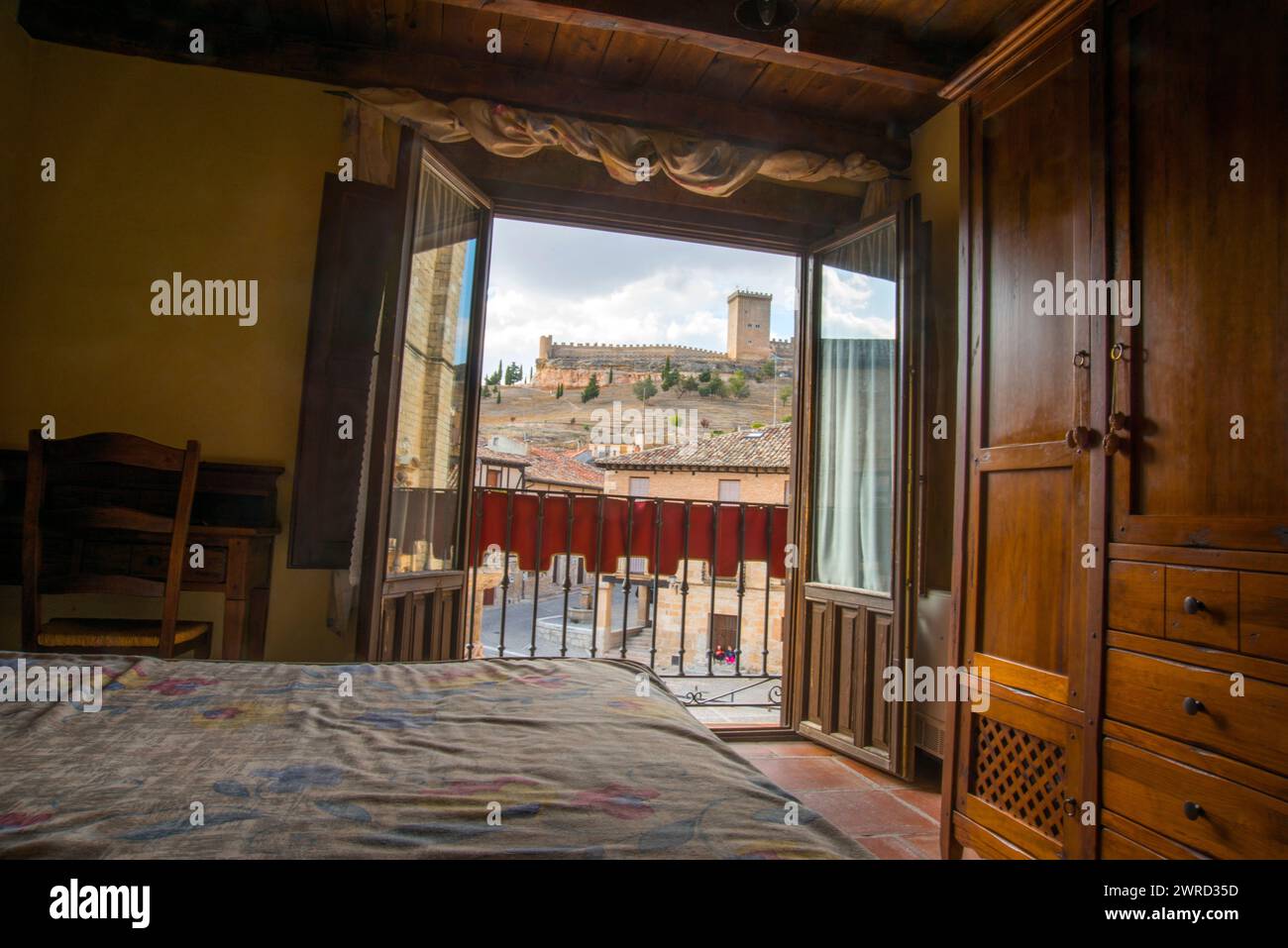 Blick auf das Dorf vom Schlafzimmer eines ländlichen Hotels. Peñaranda de Duero, Provinz Burgos, Castilla Leon, Spanien. Stockfoto
