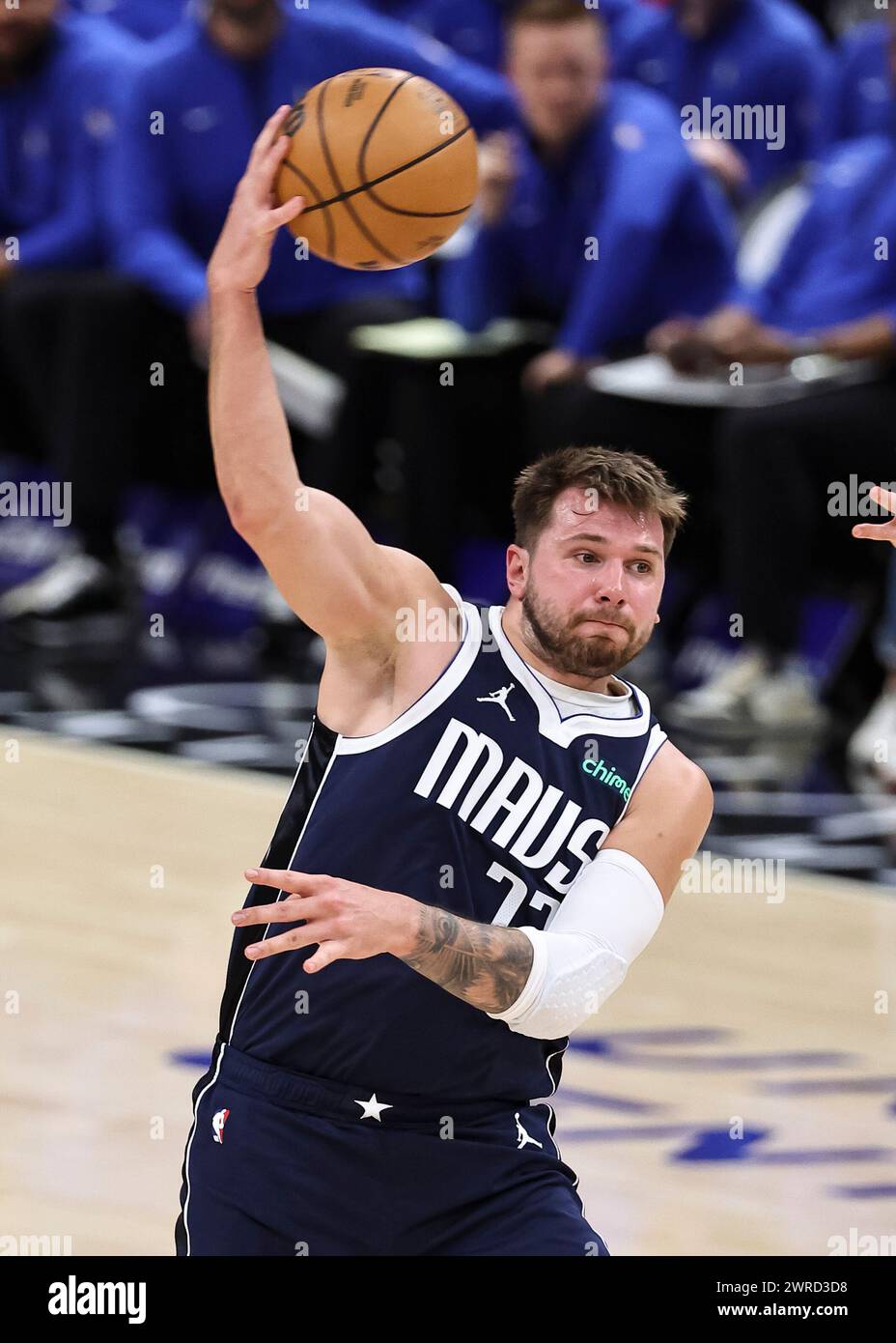 Chicago, USA. März 2024. Luka Doncic, der Spieler der Dallas Mavericks, gibt den Ball während des regulären NBA-Saisonspiels zwischen Chicago Bulls und Dallas Mavericks in Chicago, USA, am 11. März 2024. Quelle: Joel Lerner/Xinhua/Alamy Live News Stockfoto