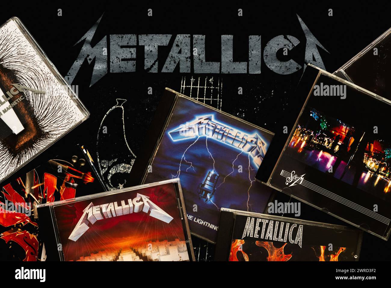 CDs der amerikanischen Heavy-Metal-Gruppe Metallica auf einem T-Shirt mit dem Metallica-Logo. Illustrativer Leitartikel Stockfoto