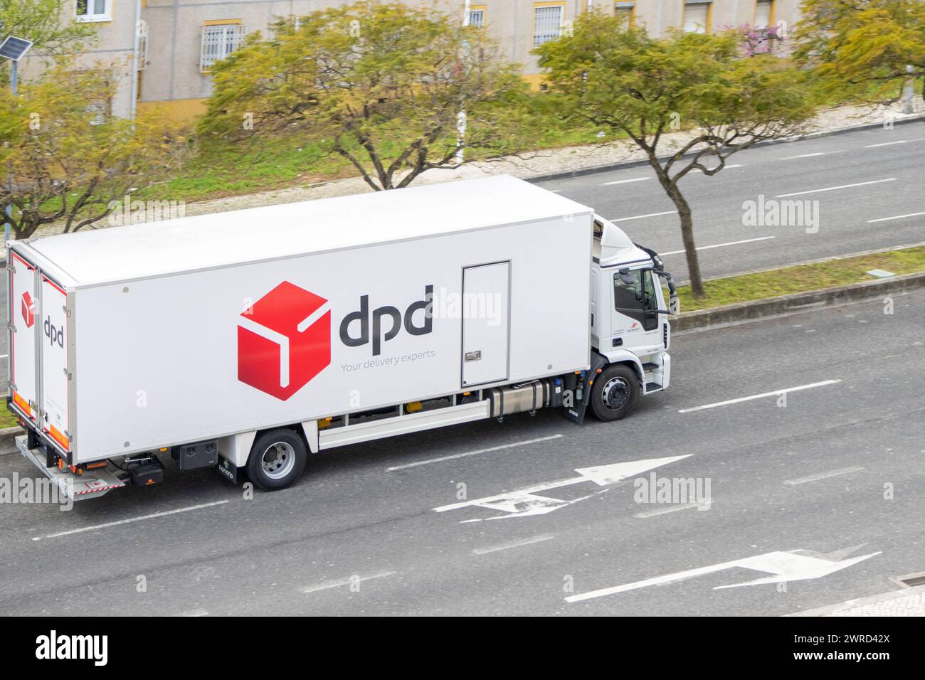 Lissabon, Portugal am 11. März 2024 widmete sich der Abholung und Zustellung von Paketen durch schwere Mietfahrzeuge der Firma DPD Portugal Stockfoto