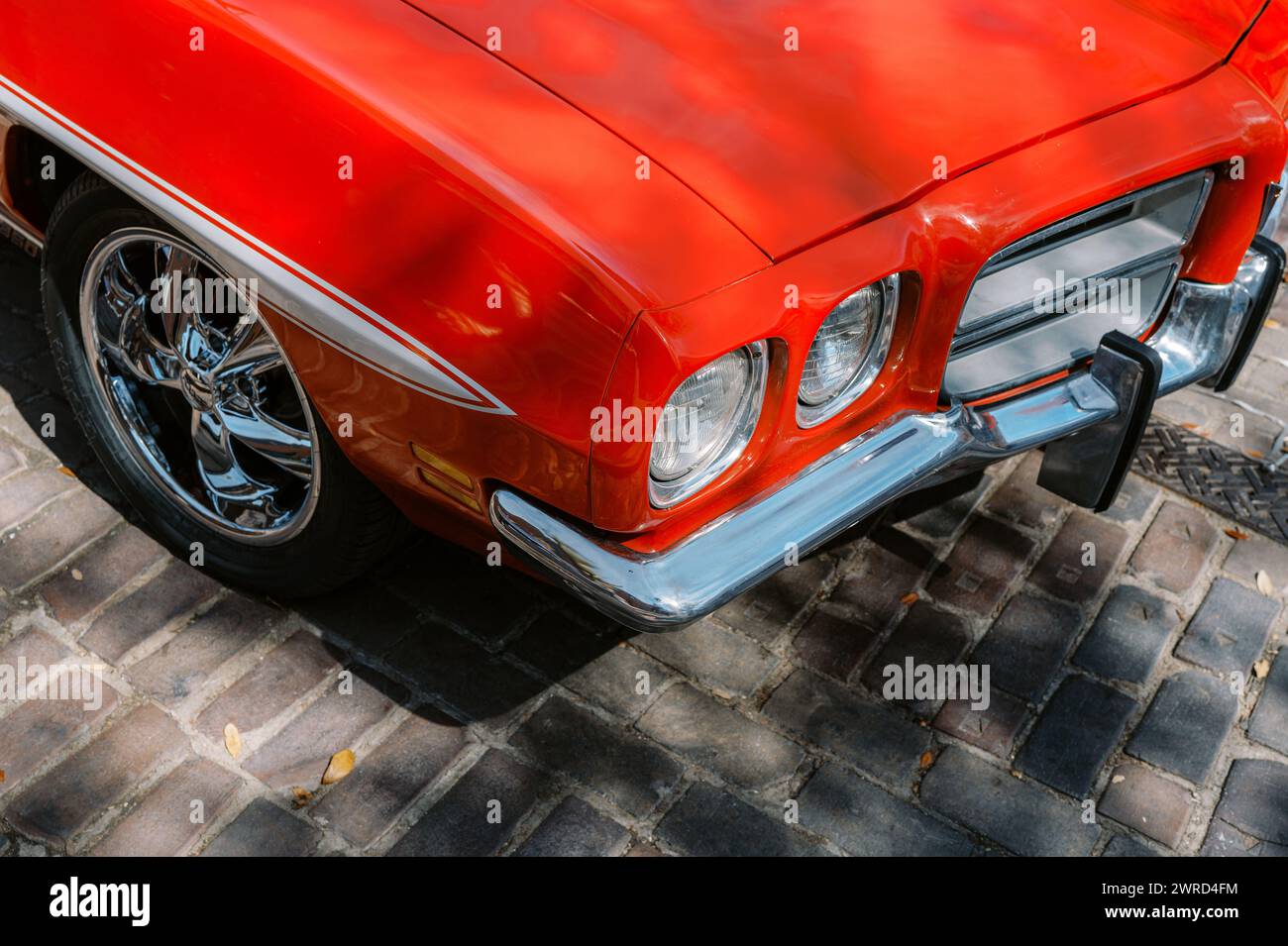Roter Oldtimer auf strukturierter Straße. Stockfoto