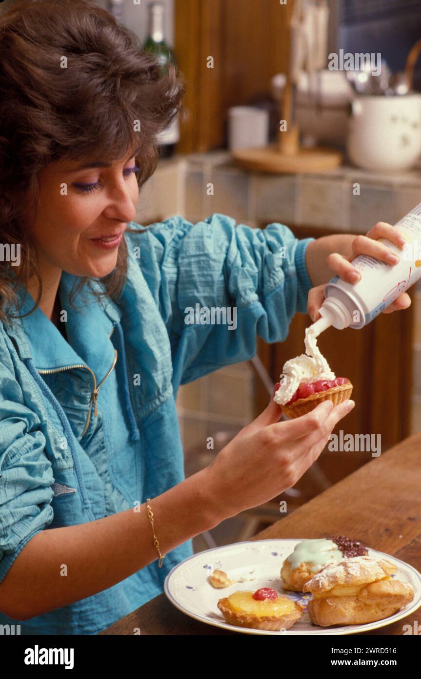 auburn Haare hübsche junge Frau, die Kuchen in der Küche zubereitet, Nahaufnahme an ihren Händen Stockfoto