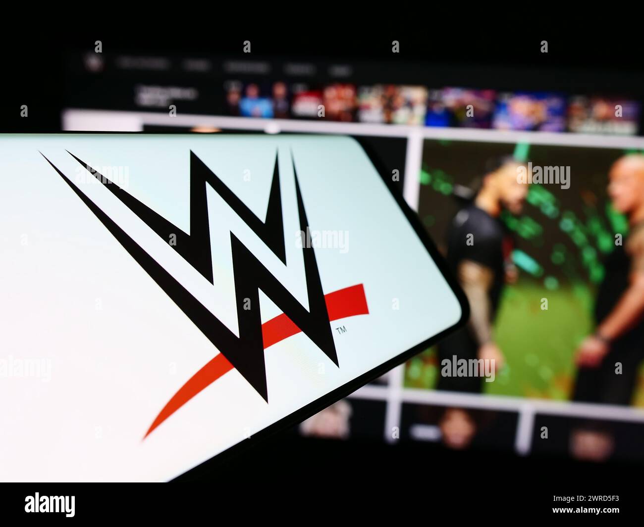 Smartphone mit Logo des US-Werbeunternehmens World Wrestling Entertainment (WWE) vor der Business-Website. Konzentrieren Sie sich auf die Mitte des Telefondisplays. Stockfoto