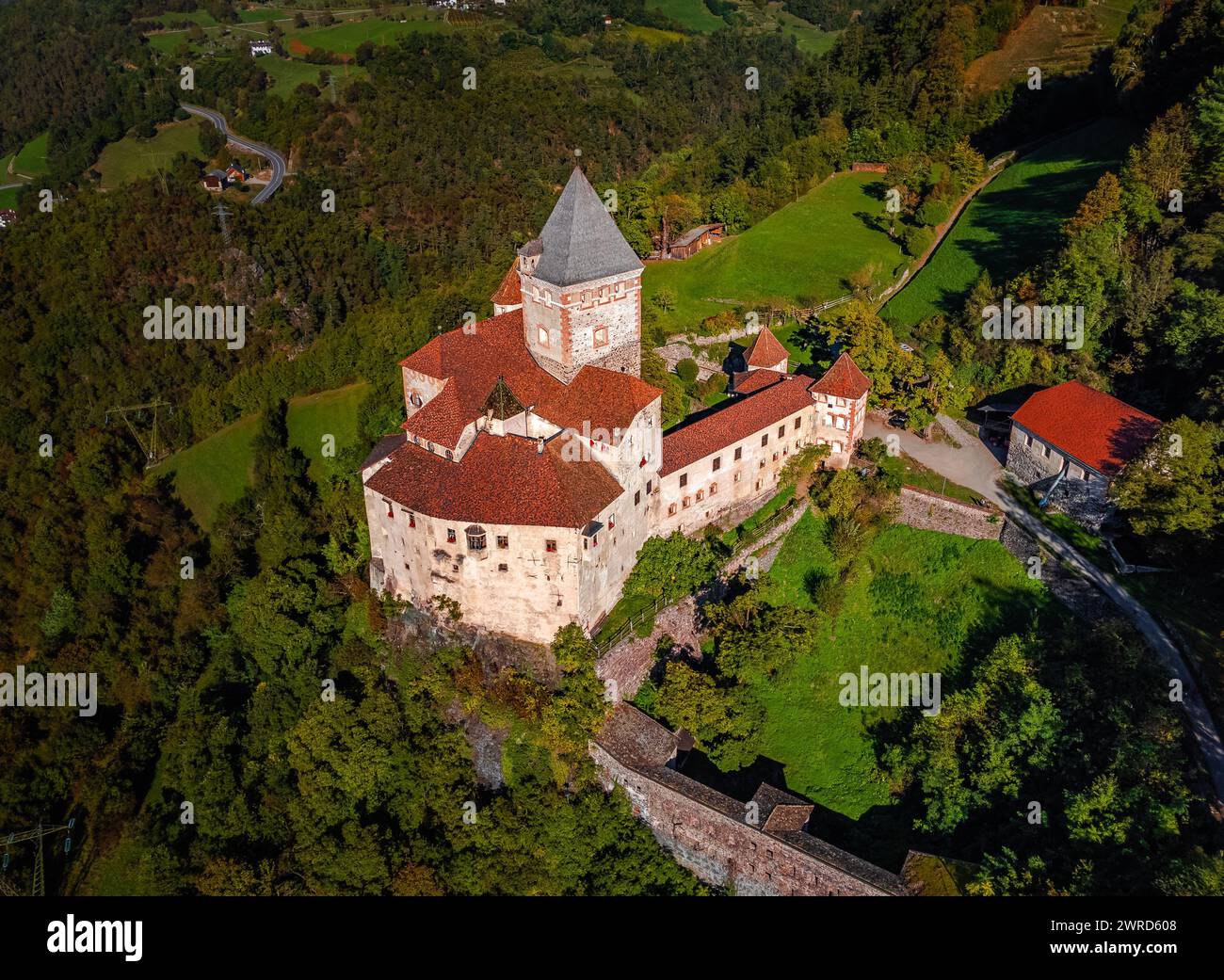 Val Isarco, Italien - Panoramaaussicht von der Luft auf die Trostburg (Castel Trostburg), eine Festung aus dem XII. Jahrhundert in den italienischen Dolomiten an einem sonnigen Sommer da Stockfoto