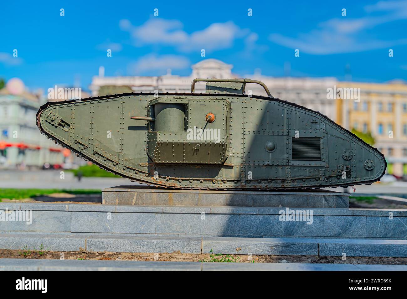 Panzerdenkmal aus dem Ersten Weltkrieg in Charkiw, Ukraine. Der Panzer ist ein britischer Mark-V-Panzer, der auf einem Sockel auf dem Constitution Square aufgestellt wurde. Das Denkmal dient als Stockfoto