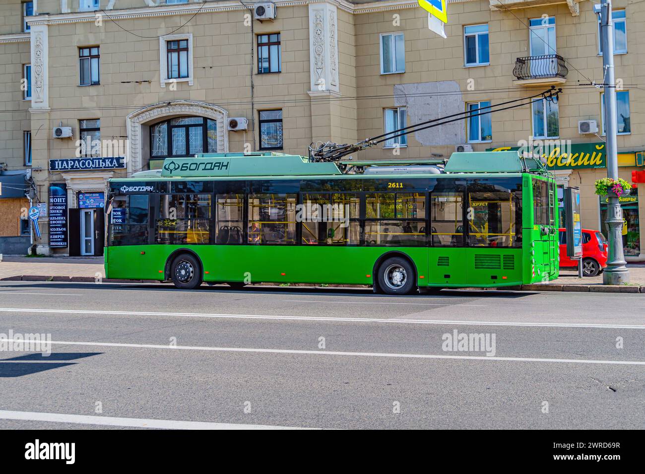 Elektrobus. Trolleybus. Umweltfreundliches städteökologisches Konzept des E-Busses. Emissionsfreier Transport in der Stadt. Charkiw, Ukraine 07-07-2023 Stockfoto