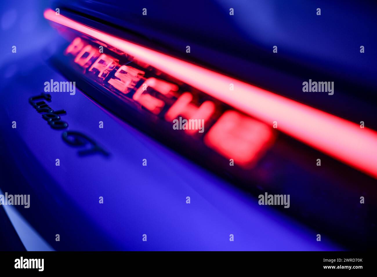 Leipzig, Deutschland. März 2024. Der neue Porsche Taycan Turbo GT steht bei seiner Präsentation im Porsche-Werk Leipzig. Der Sport- und Offroad-Fahrzeughersteller Porsche veröffentlicht am Dienstag (12. März) seine Geschäftszahlen für das abgelaufene Jahr im Porsche-Werk Leipzig. Quelle: Jan Woitas/dpa/Alamy Live News Stockfoto