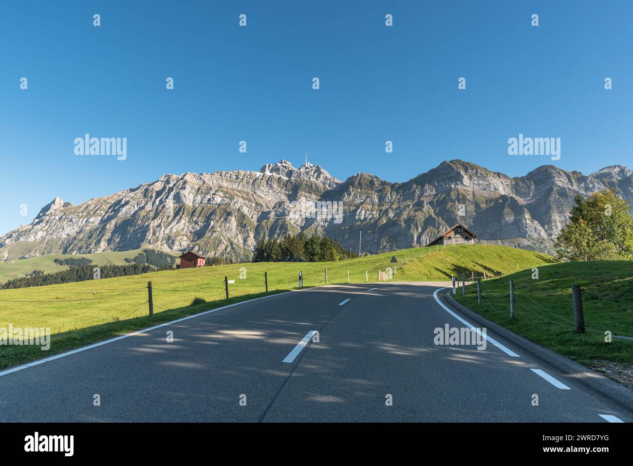 Sie passieren die Straße zur Schwaegalp mit Blick auf den Alpstein mit Saentis, Kanton Appenzell Ausserrhoden, Schweiz Stockfoto