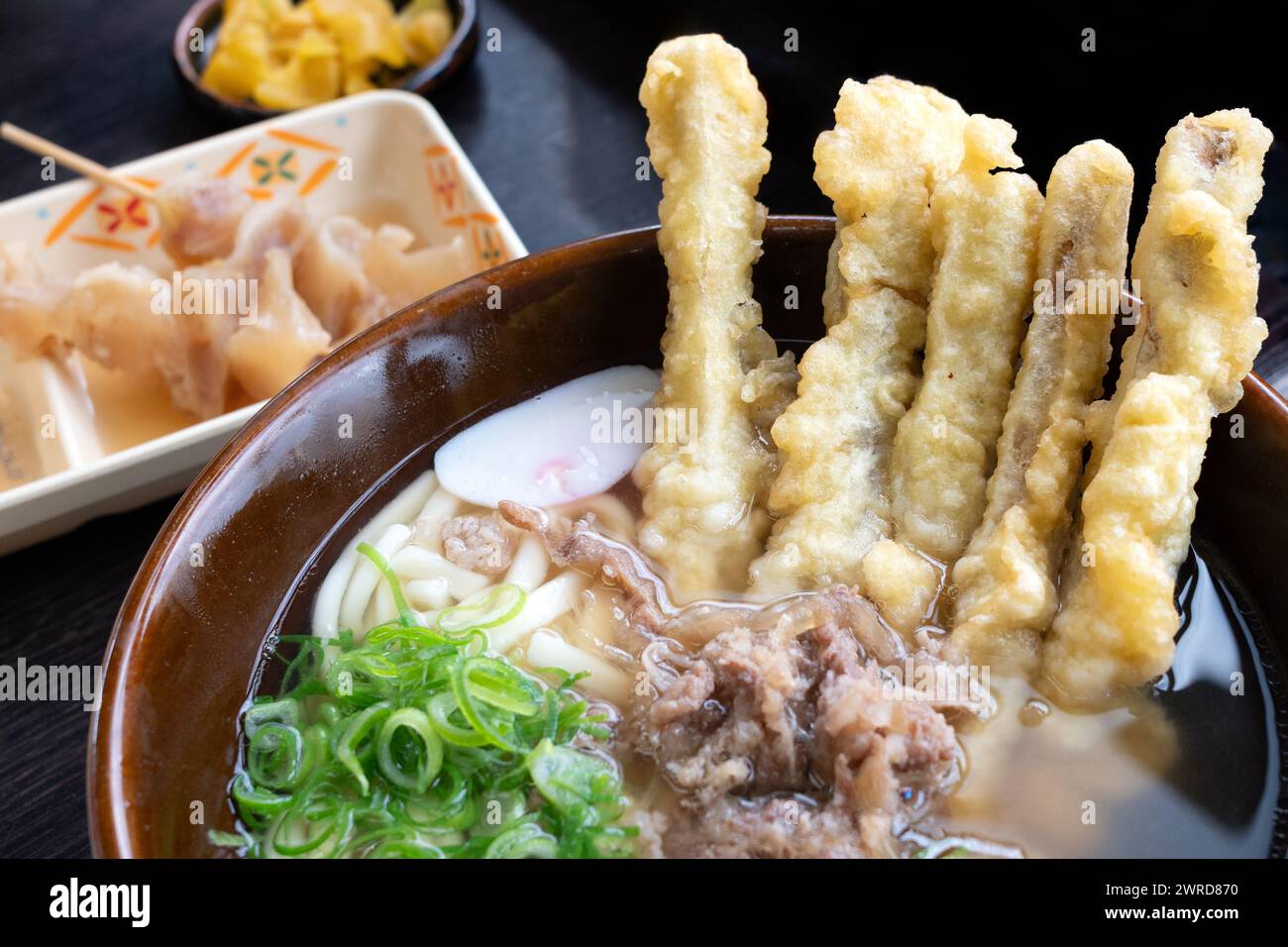 NIKU gobo ten Udon oder Nikugobotenudon - eine japanische Nudel, die normalerweise mit Rindfleisch und frittierter Klette serviert wird, die in Fukuoka, Japan, im Volksmund serviert wird Stockfoto