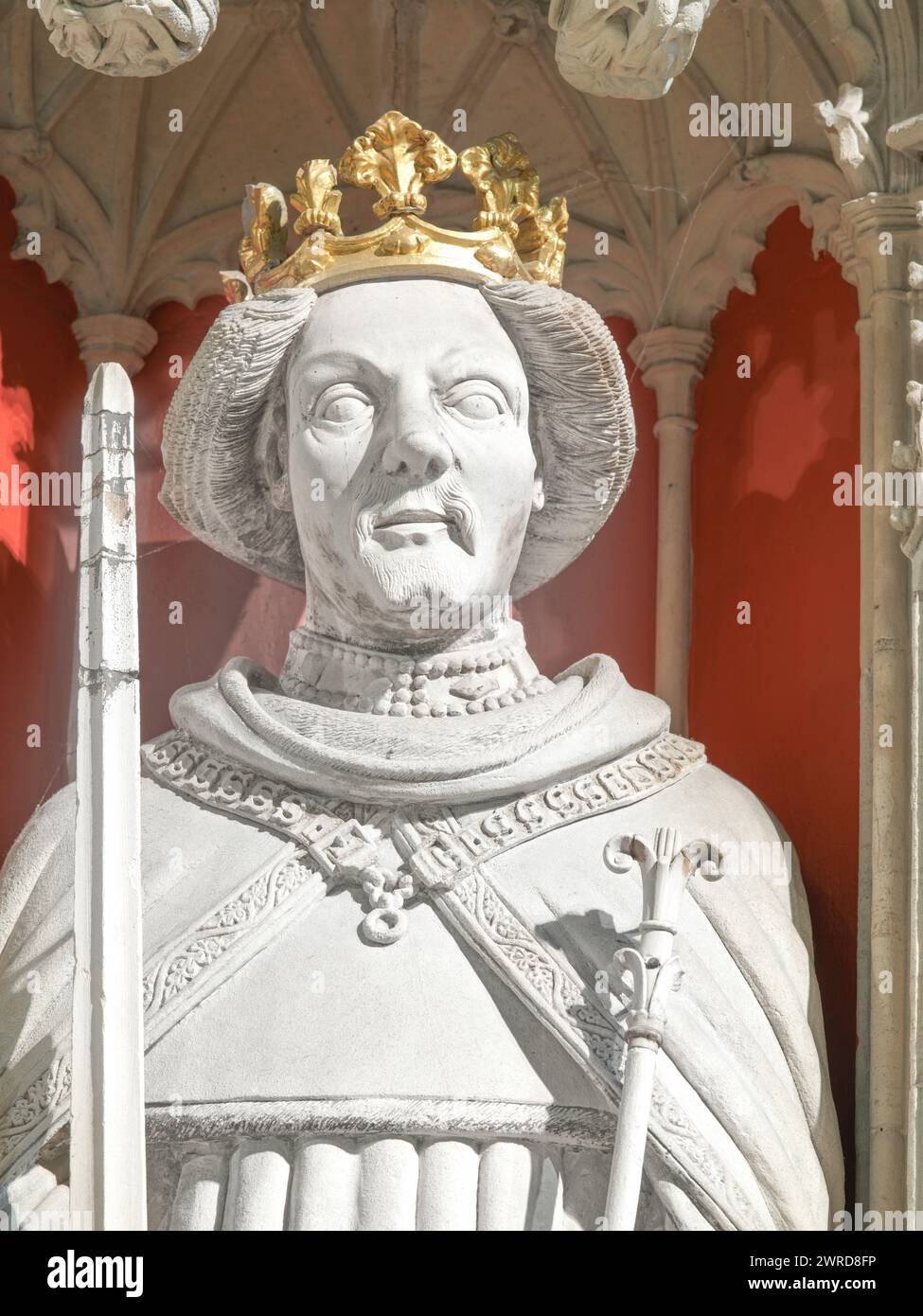 Statue des mittelalterlichen englischen Königs Heinrich IV., auf der Leinwand im Münster (Kathedrale) in York, England. Stockfoto