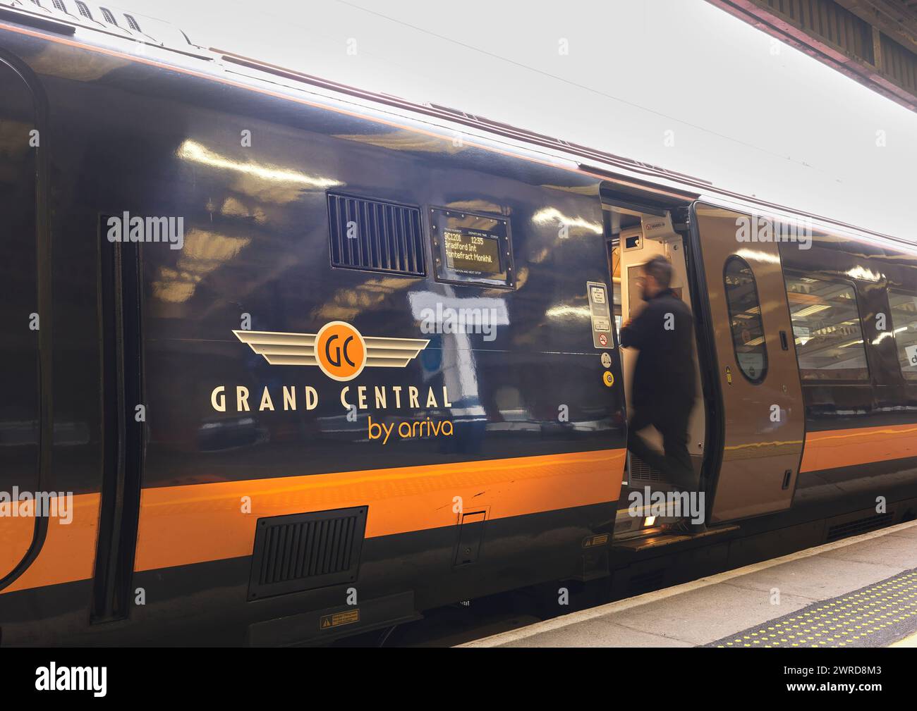 Grand Central (GC) mit dem Arriva-Zug stationiert im Bahnhof Doncaster, England. Stockfoto