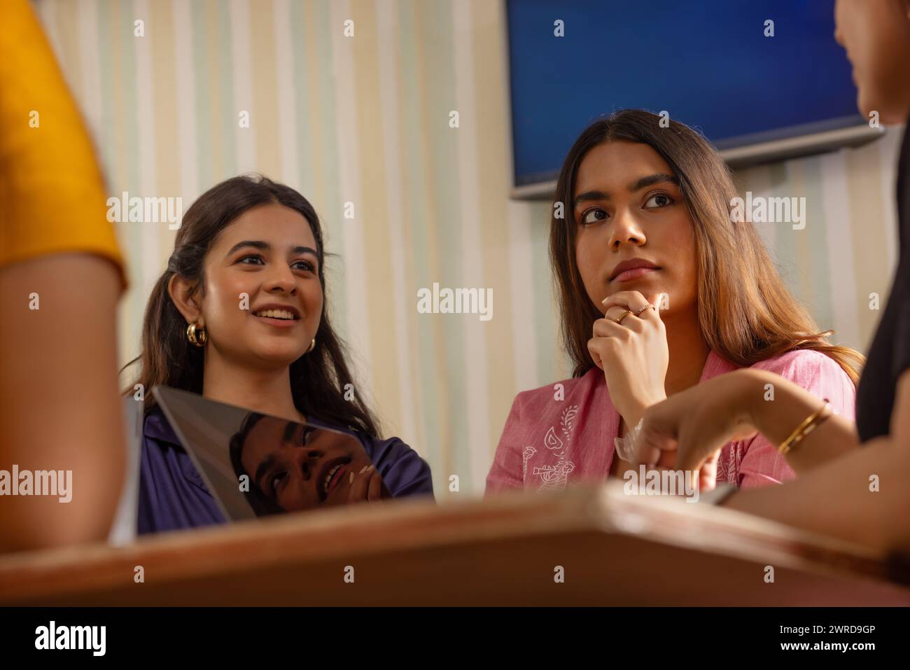 Junge Geschäftsfrauen, die ein Geschäftstreffen am Schreibtisch im Büro haben Stockfoto