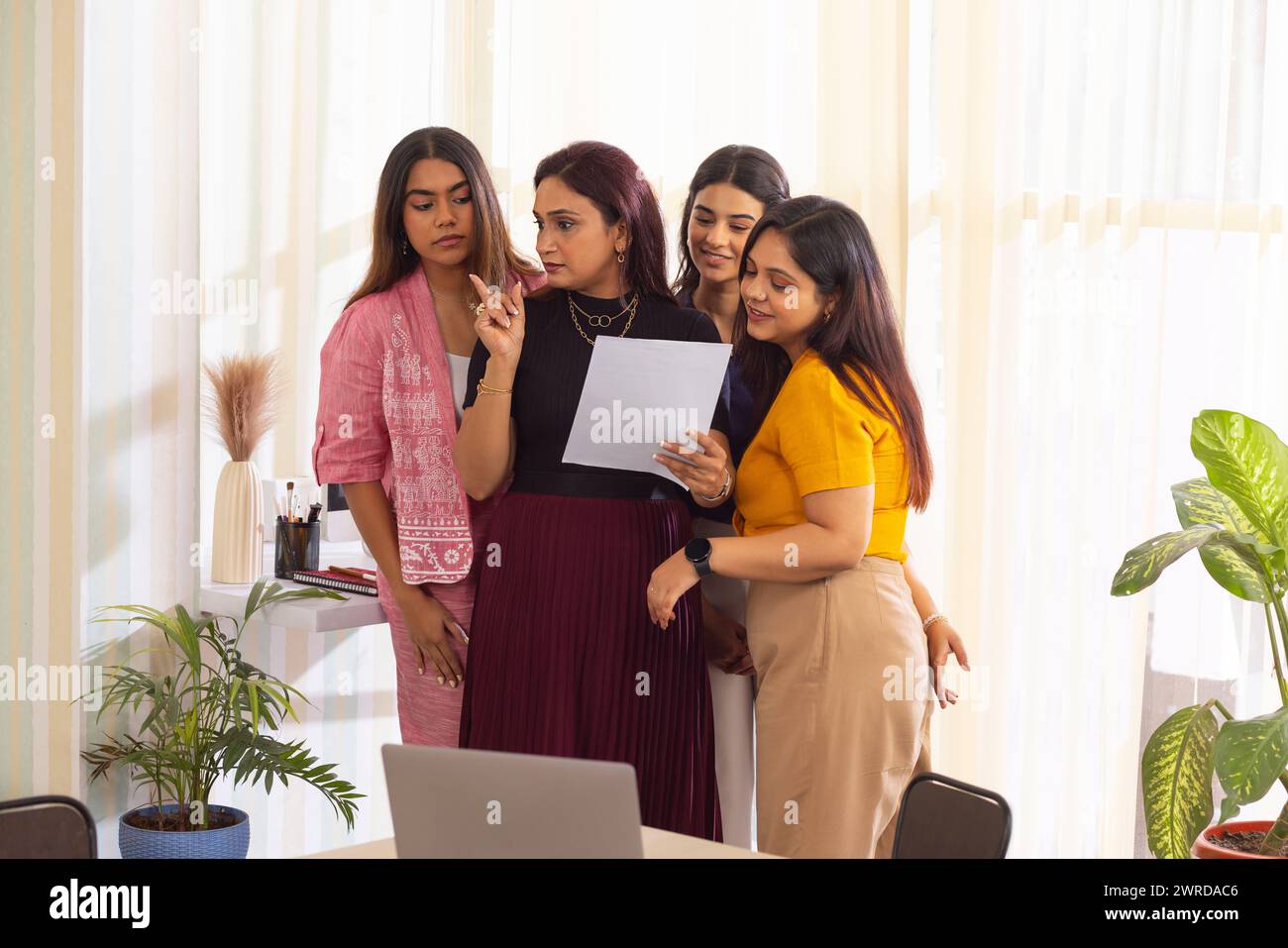 Gruppe von Geschäftskollegen, die Dokumente bei einer Besprechung in einem modernen Büro überprüfen Stockfoto