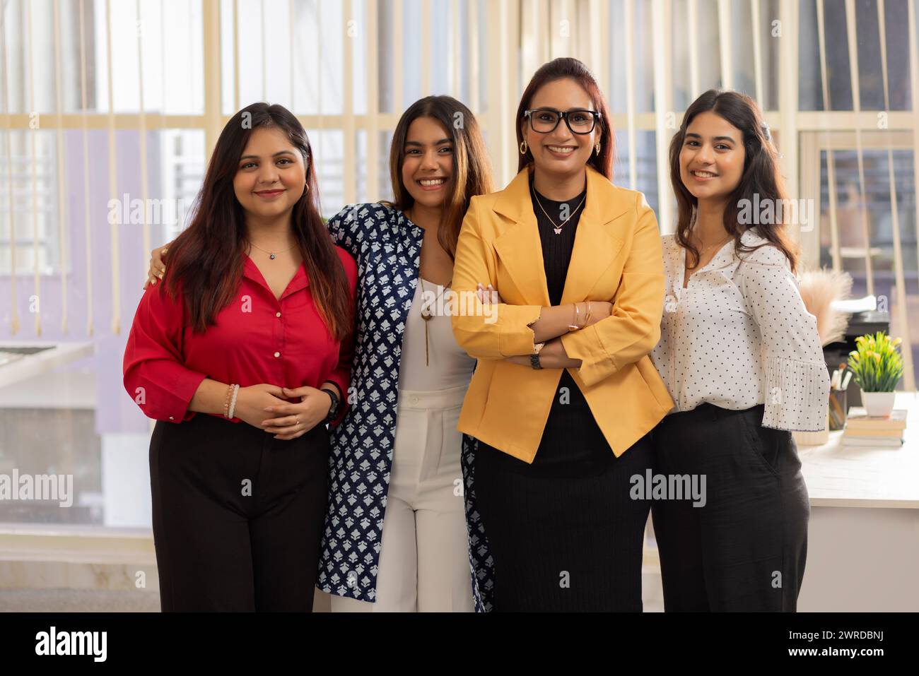 Porträt einer Gruppe von Geschäftsfrauen, die zusammen in einem Büro stehen Stockfoto