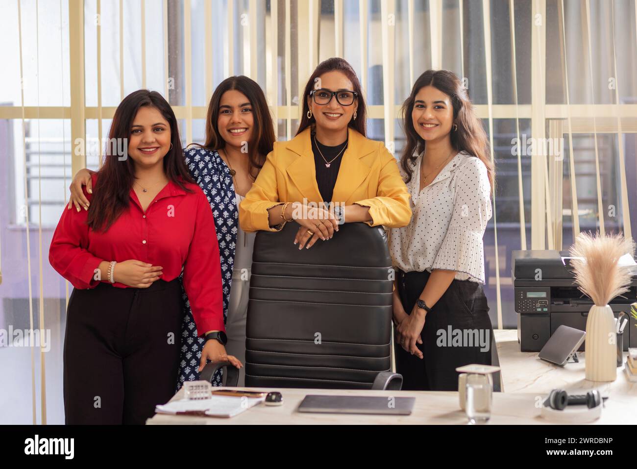 Porträt einer Gruppe von Geschäftsfrauen, die zusammen in einem Büro stehen Stockfoto
