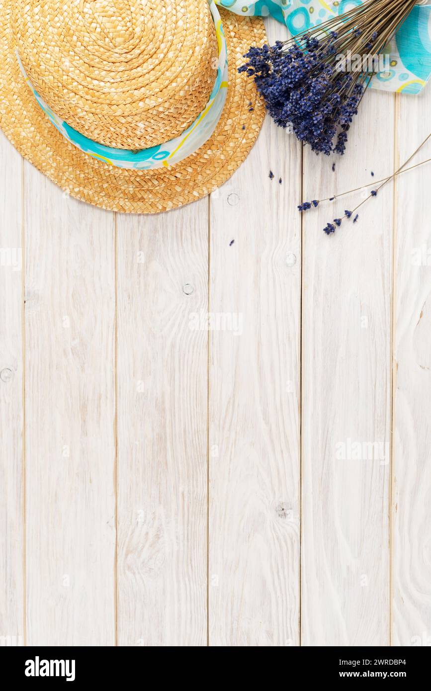 Strohhut und Lavendel auf weißen Dielen Urlaubsplanung Hintergrund flach gelegt mit Kopierraum Stockfoto