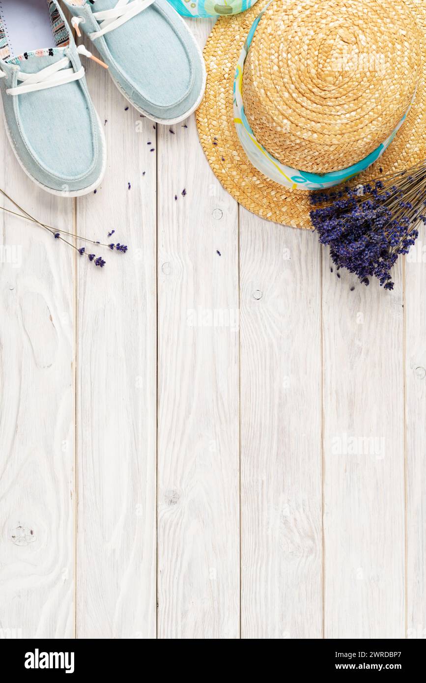 Strohhut, Lavendelflover und Stoff-Mokassins auf weißen Dielen Urlaubsplanung Hintergrund flach gelegt mit Kopierraum Stockfoto