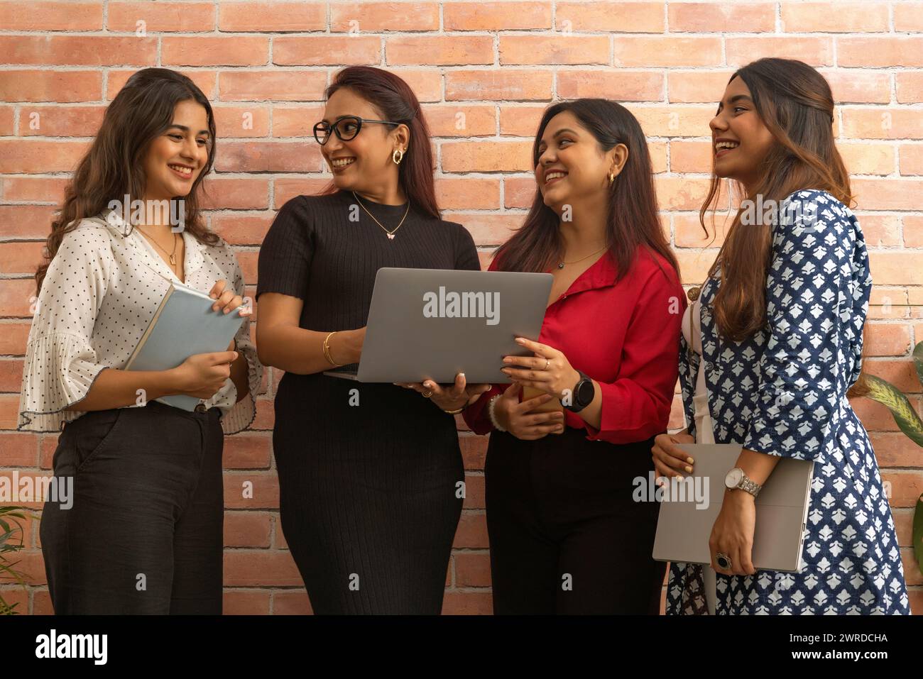 Gruppe von Geschäftsfrauen diskutiert Projekt auf Laptop am Arbeitsplatz im Büro Stockfoto
