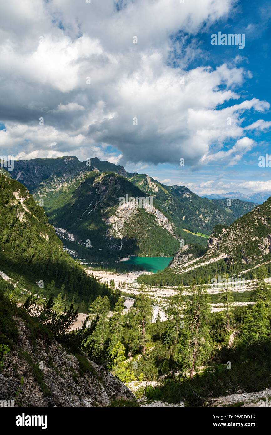 Damous Pragser Wildsee mit teilweise felsigen Hügeln oberhalb der Dolomiten Stockfoto