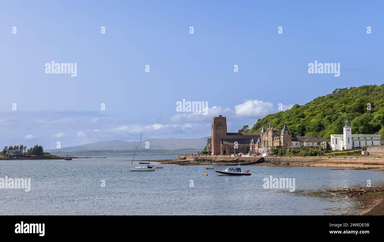 Die Oban Bay glitzert unter dem sanften Licht und umrahmt die St. Columba's Cathedral mit Yachten, die sanft auf dem Wasser schwimmen Stockfoto