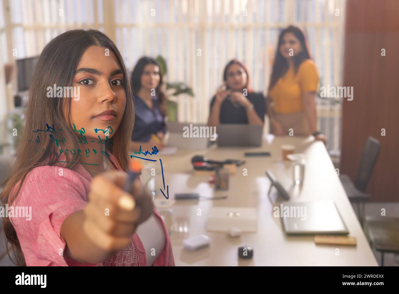 Geschäftsfrau hält Geschäftspräsentation mit Grafik im Konferenzraum Stockfoto