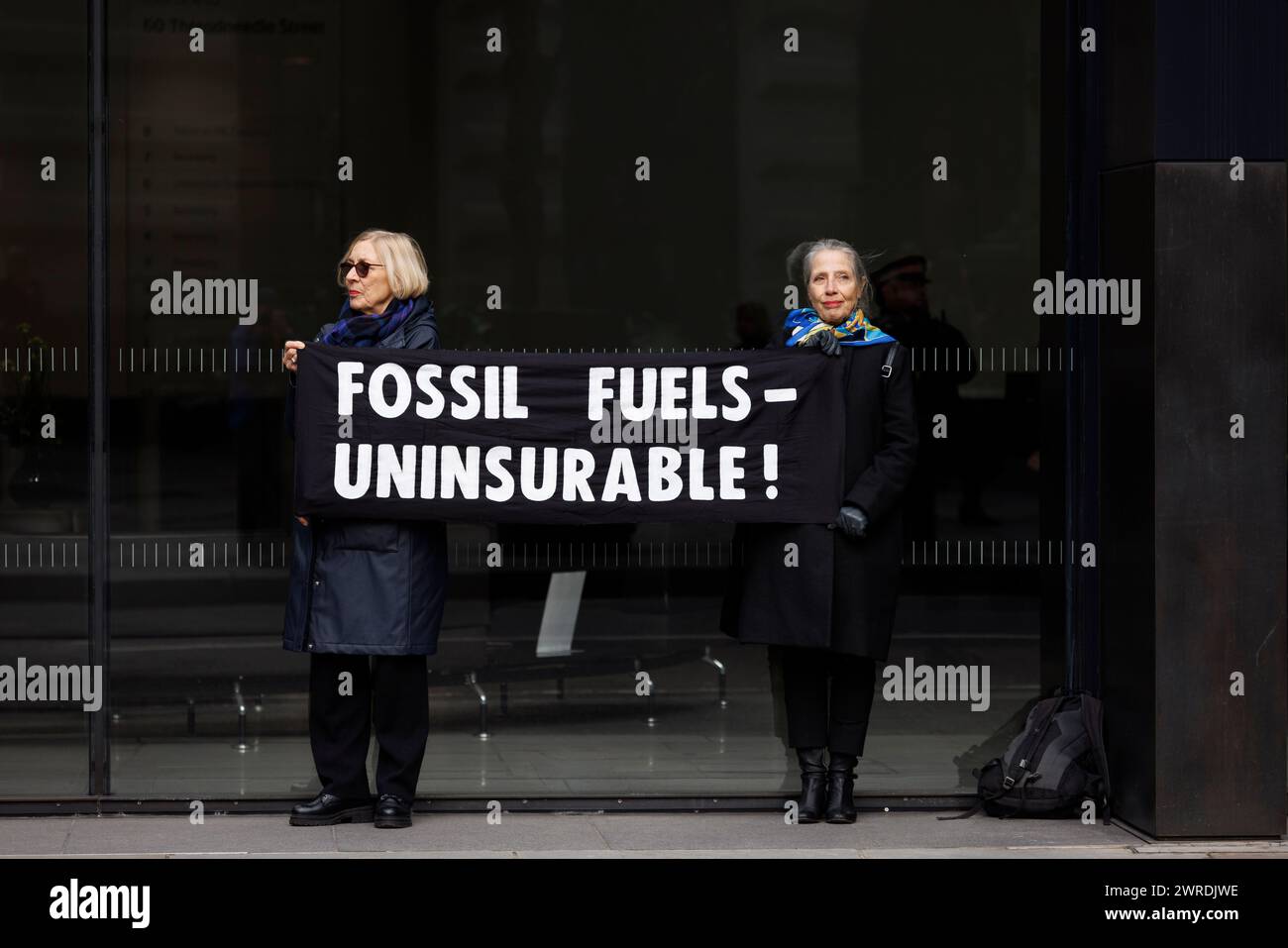 Februar 2024. City of London. Aktivisten von „Versichern Sie unsere Zukunft“ besetzen die Lobby von Talbot Insurance aus Protest gegen die Versicherung neuer Projekte für fossile Brennstoffe. Stockfoto