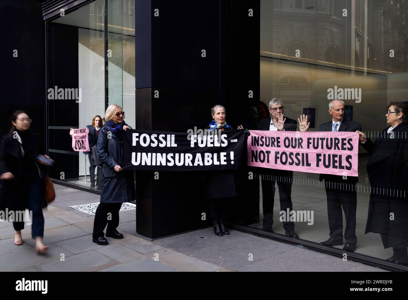 Februar 2024. City of London. Aktivisten von „Versichern Sie unsere Zukunft“ besetzen die Lobby von Talbot Insurance aus Protest gegen die Versicherung neuer Projekte für fossile Brennstoffe. Stockfoto